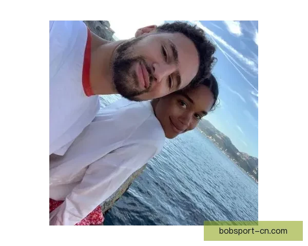 克莱汤普森女友梅根斯塔莉安演出时突感不适紧急送医引关注